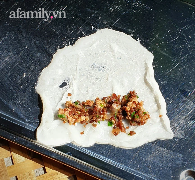 bí quyết làm bánh cuốn bằng chảo chống dính siêu dễ. Hình ảnh 6
