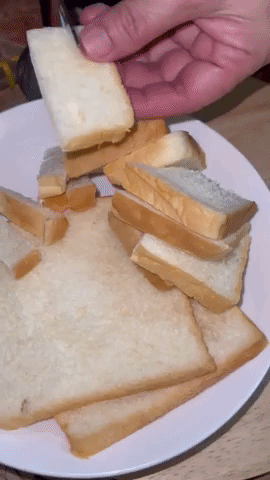 Nếu bạn còn thềm bánh trung thu thì tthử học làm món bánh trung thu làm từ bánh mì sandwich này nhé. Hình ảnh 2