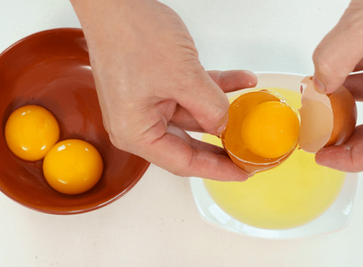 Cách tách lòng trắng và lòng đỏ trứng như đầu bếp chuyên nghiệp