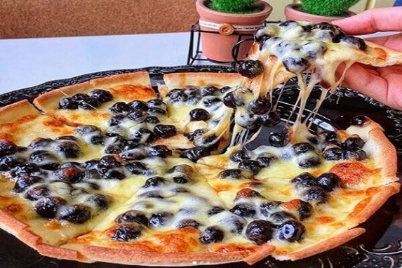 Hot rần rần với món bánh Pizza trân châu đen cho “Team Trà Sữa”